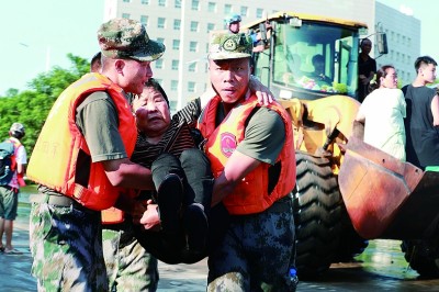 奮戰(zhàn)在抗洪第一線 奮戰(zhàn)在抗洪第一線