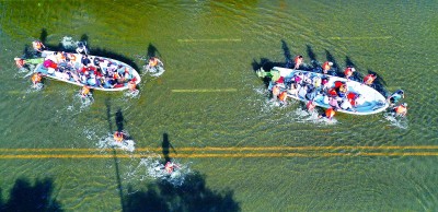 奮戰(zhàn)在抗洪第一線 奮戰(zhàn)在抗洪第一線