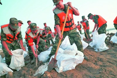 奮戰(zhàn)在抗洪第一線 奮戰(zhàn)在抗洪第一線