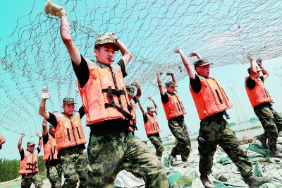 奮戰(zhàn)在抗洪第一線 奮戰(zhàn)在抗洪第一線