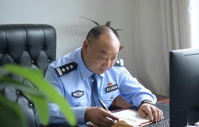 云南這對父子兩代“軍轉(zhuǎn)警”:“我漸漸成為了你”(供圖)