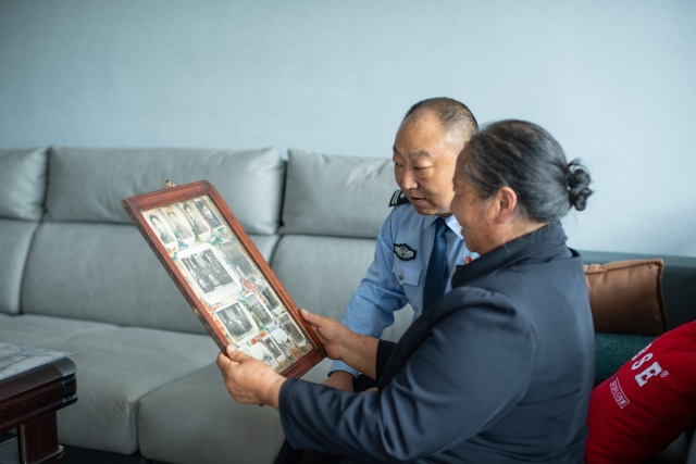 云南這對父子兩代“軍轉(zhuǎn)警”:“我漸漸成為了你”(供圖)