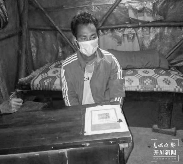 云南盈江縣一村民倒在了疫情防控值守點上（春城晚報-開屏新聞記者 馬楠 通訊云 尹興艷 刀承磊 朗其全 攝）