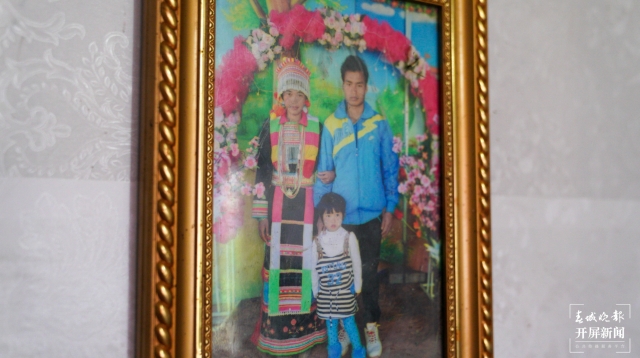 云南盈江縣一村民倒在了疫情防控值守點上（春城晚報-開屏新聞記者 馬楠 通訊云 尹興艷 刀承磊 朗其全 攝）