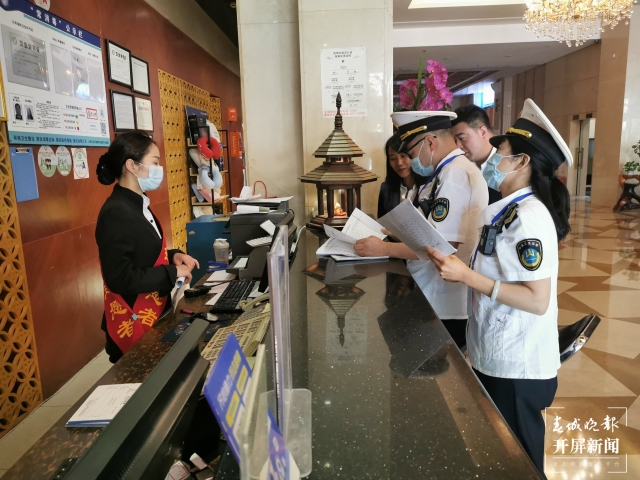 加大執(zhí)法檢查力度 嚴厲打擊各類醫(yī)療衛(wèi)生違法行為(開屏記者王磊攝影報道)