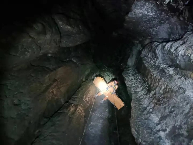 鎮(zhèn)雄一女子掉入40米深洞，消防深夜緊急救援（圖自云南消防）