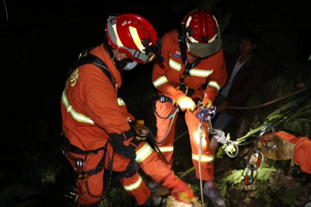鎮(zhèn)雄一女子掉入40米深洞，消防深夜緊急救援（圖自云南消防）