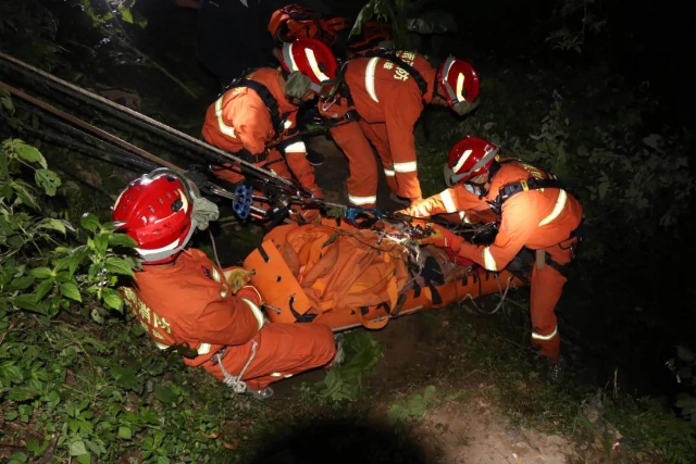 鎮(zhèn)雄一女子掉入40米深洞，消防深夜緊急救援（圖自云南消防）