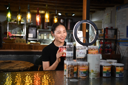 返鄉(xiāng)創(chuàng)業(yè)青年朱曉健在直播帶貨農(nóng)產(chǎn)品