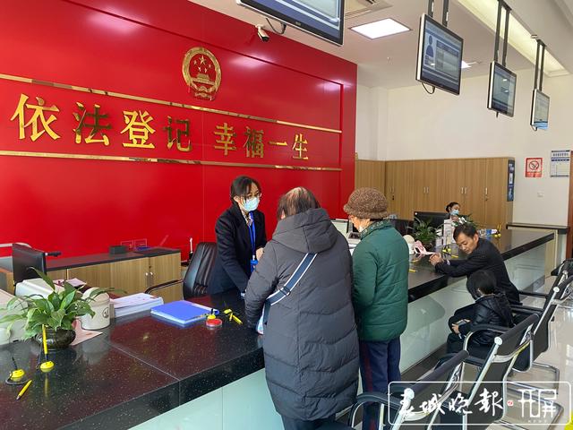 “離婚冷靜期”將至，部分地方出現(xiàn)扎堆離婚，昆明人還冷靜嗎？記者夏葦攝