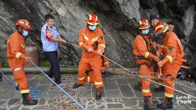 女子摔下懸崖命懸一線，大理消防急速救援（春城晚報-開屏新聞記者 楊維琦 劉文波 通訊員 王廷棟 閆斌 李銀江 攝）