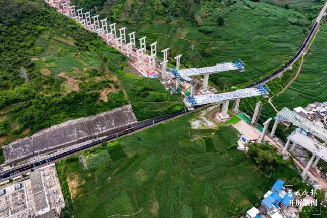 成功轉(zhuǎn)體！昆楚高速擴(kuò)建工程又有新進(jìn)展（開(kāi)屏記者孫江葒攝影報(bào)道）