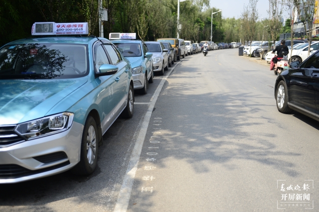 昆明道路臨時(shí)停車(chē)15分鐘內(nèi)免費(fèi) (6).jpg