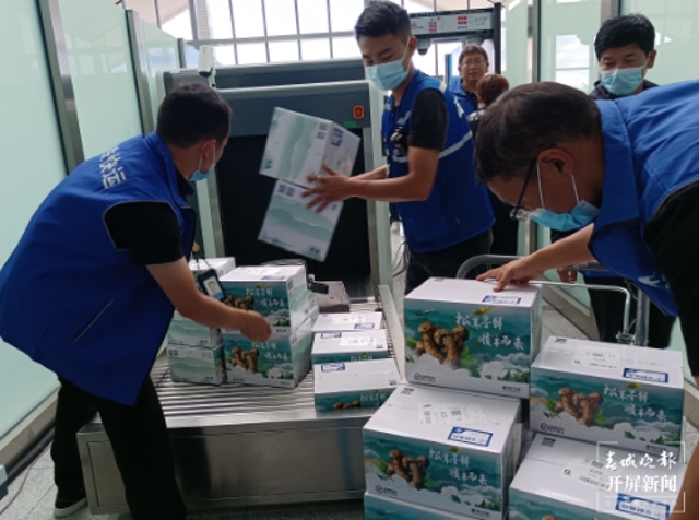 每天6噸！云南野生菌通過高鐵快運銷往全國各地 孫江葒 通訊員 鄧瑜 梁穎 王潘博 攝