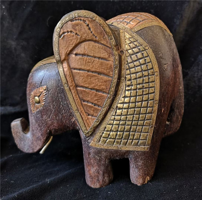 用紅銅和黃銅裝飾的木雕大象 上世紀末  印度