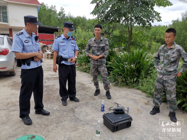 一頭亞洲象進(jìn)入云南勐臘縣街頭游逛（春城晚報(bào)-開(kāi)屏新聞?dòng)浾?張勇 通訊員 文曉龍 李喜梅 攝）