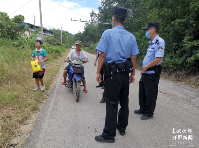 一頭亞洲象進(jìn)入云南勐臘縣街頭游逛（春城晚報(bào)-開(kāi)屏新聞?dòng)浾?張勇 通訊員 文曉龍 李喜梅 攝）