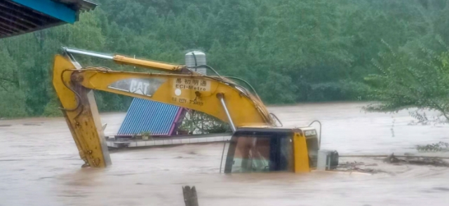 云南盈江縣遭暴雨侵襲，已致2500余人受災(zāi)（）
