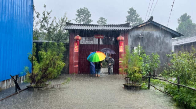 云南盈江縣遭暴雨侵襲，已致2500余人受災(zāi)（）