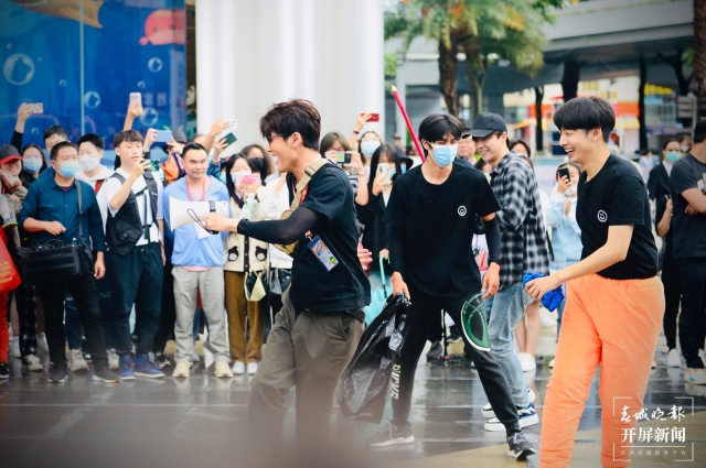 《牛氣滿滿的哥哥》空降昆明，開啟雨中沉浸式錄制（龍宇丹 攝）