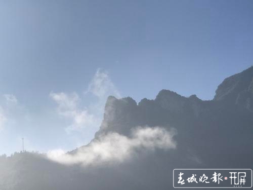 晴朗天氣下的山體人像5.jpg