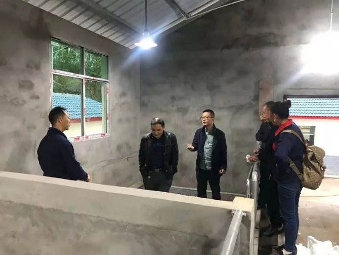 張開榮與廣安當(dāng)?shù)仞B(yǎng)殖戶交流