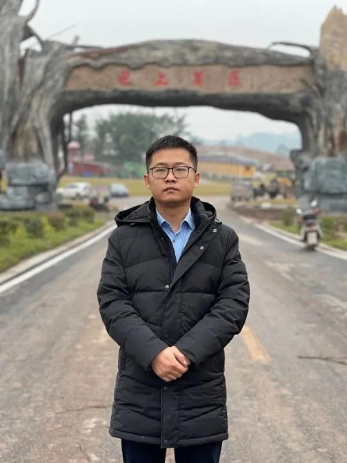 張開榮在廣安巴上草原項目門前留影