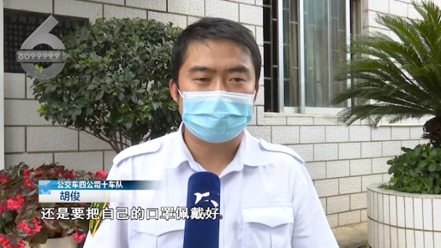 簡(jiǎn)直了！昆明公交車上一女子拒戴口罩，聽(tīng)到報(bào)警后還想跳窗逃跑… 圖片來(lái)源于8099999