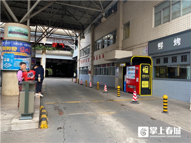 昆明等車也能實現(xiàn)飲料自由！坐車時不妨到旁邊的“公交微店”逛一逛 圖片來源于掌上春城