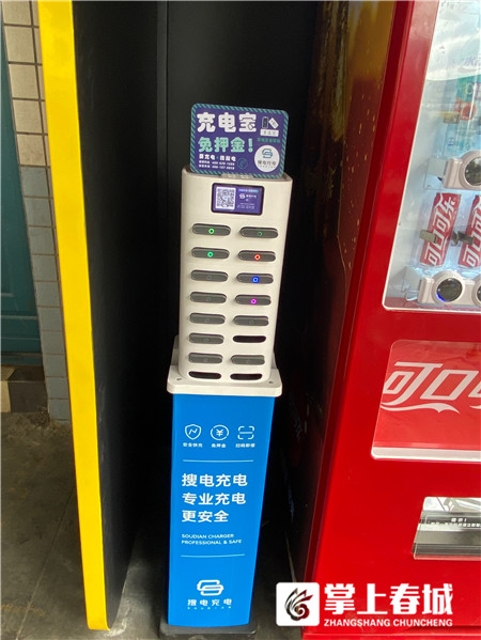 昆明等車也能實現(xiàn)飲料自由！坐車時不妨到旁邊的“公交微店”逛一逛 圖片來源于掌上春城