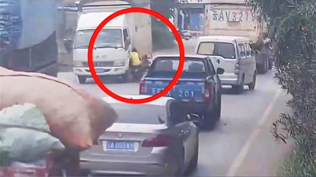 昆明呈貢街頭，一輛共享電動(dòng)車與小型貨車發(fā)生碰撞，釀事故的是個(gè)13歲男孩… 春城晚報(bào)-開屏新聞?dòng)浾?劉嘉 警方供圖