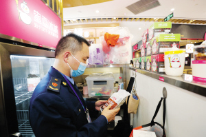 執(zhí)法人員在“蜜雪冰城”奶茶店檢查。