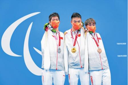 8月27日，冠軍鄭濤（中）、亞軍王李超（左）和季軍袁偉譯在頒獎儀式上合影。新華社記者 張鋮 攝