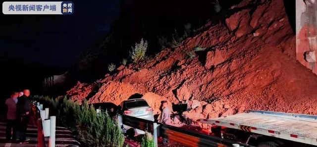 大理云龍縣G215國道馬寧線山體塌方致道路中斷