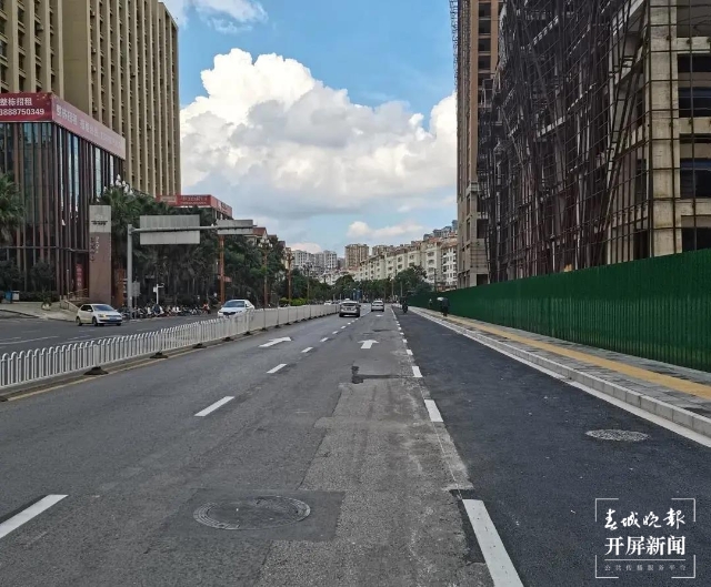 奧宸財富廣場二期圍擋拆除(春城晚報-開屏新聞記者 劉嘉 攝)