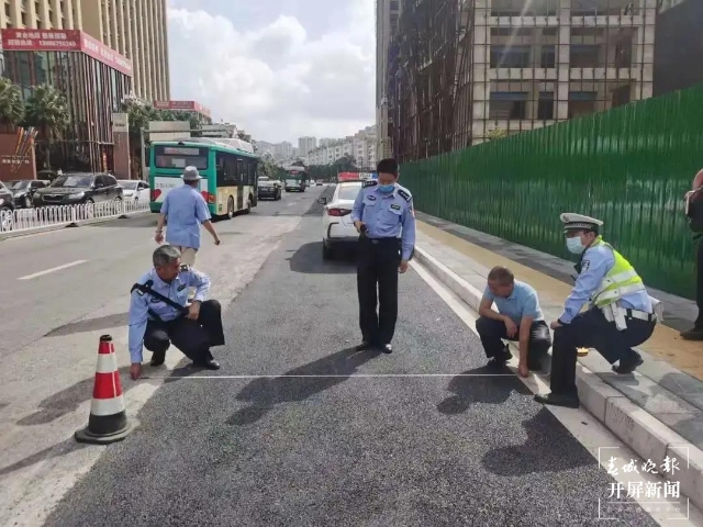 奧宸財富廣場二期圍擋拆除(春城晚報-開屏新聞記者 劉嘉 攝)