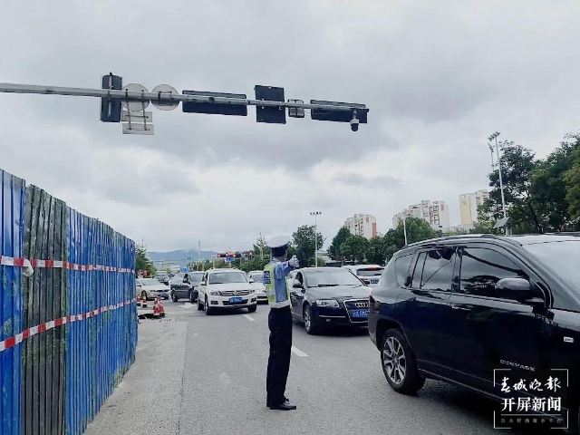 奧宸財富廣場二期圍擋拆除(春城晚報-開屏新聞記者 劉嘉 攝)