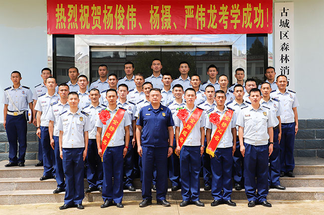 臨走前合影留念