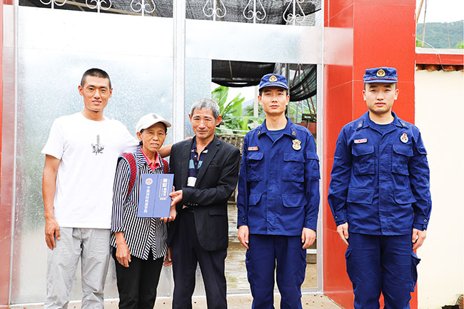 與楊攝家人合影留念