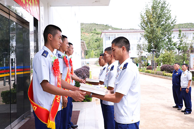 將考學(xué)書籍贈(zèng)送給下一批消防員