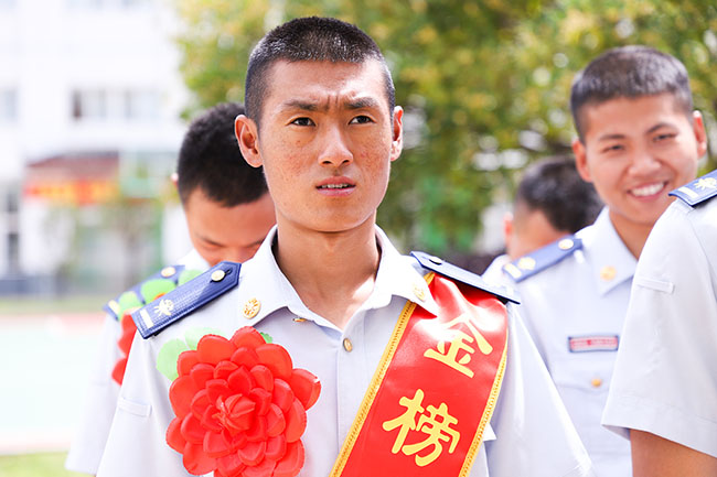 即將離開朝夕相處的中隊(duì)?wèi)?zhàn)友，楊攝有些不舍