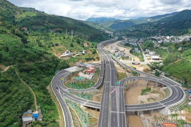 云臨高速公路螞蟻堆至臨滄段正式建成通車(chē)并聯(lián)網(wǎng)收費(fèi)