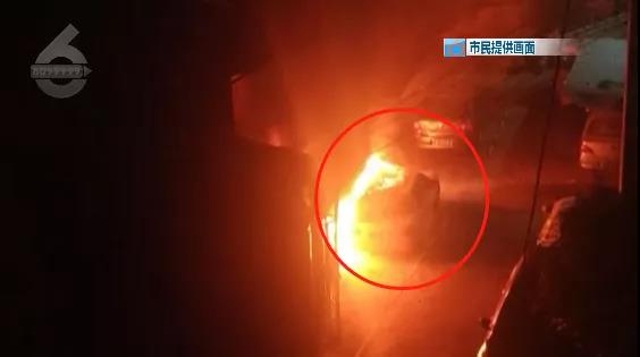 凌晨，昆明二環(huán)東路一老小區(qū)突發(fā)火情！不少電動(dòng)車(chē)、汽車(chē)都遭殃了