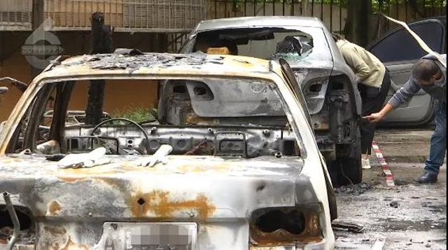 凌晨，昆明二環(huán)東路一老小區(qū)突發(fā)火情！不少電動(dòng)車(chē)、汽車(chē)都遭殃了