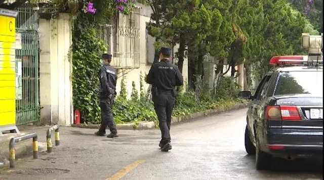 凌晨，昆明二環(huán)東路一老小區(qū)突發(fā)火情！不少電動(dòng)車(chē)、汽車(chē)都遭殃了