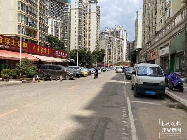 停車（春城晚報(bào)-開屏新聞?dòng)浾?孫琴霞 羅宗偉 張?zhí)镱?攝）