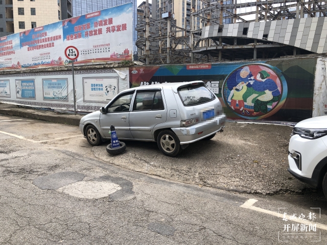 停車（春城晚報(bào)-開屏新聞?dòng)浾?孫琴霞 羅宗偉 張?zhí)镱?攝）