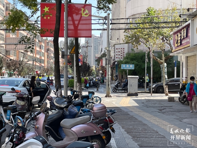 停車（春城晚報(bào)-開屏新聞?dòng)浾?孫琴霞 羅宗偉 張?zhí)镱?攝）