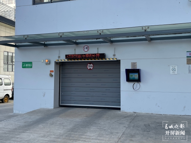 停車（春城晚報(bào)-開屏新聞?dòng)浾?孫琴霞 羅宗偉 張?zhí)镱?攝）