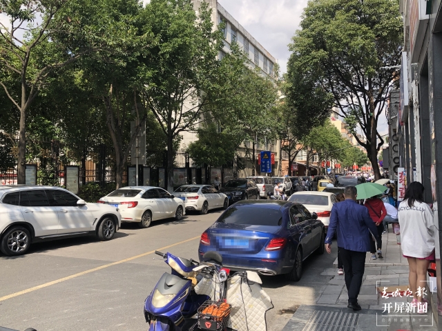 停車（春城晚報(bào)-開屏新聞?dòng)浾?孫琴霞 羅宗偉 張?zhí)镱?攝）